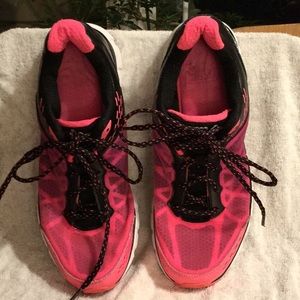 FILA PINK/BLACK MEMORY FOAM TENNIS SHOES 🧑‍🦰